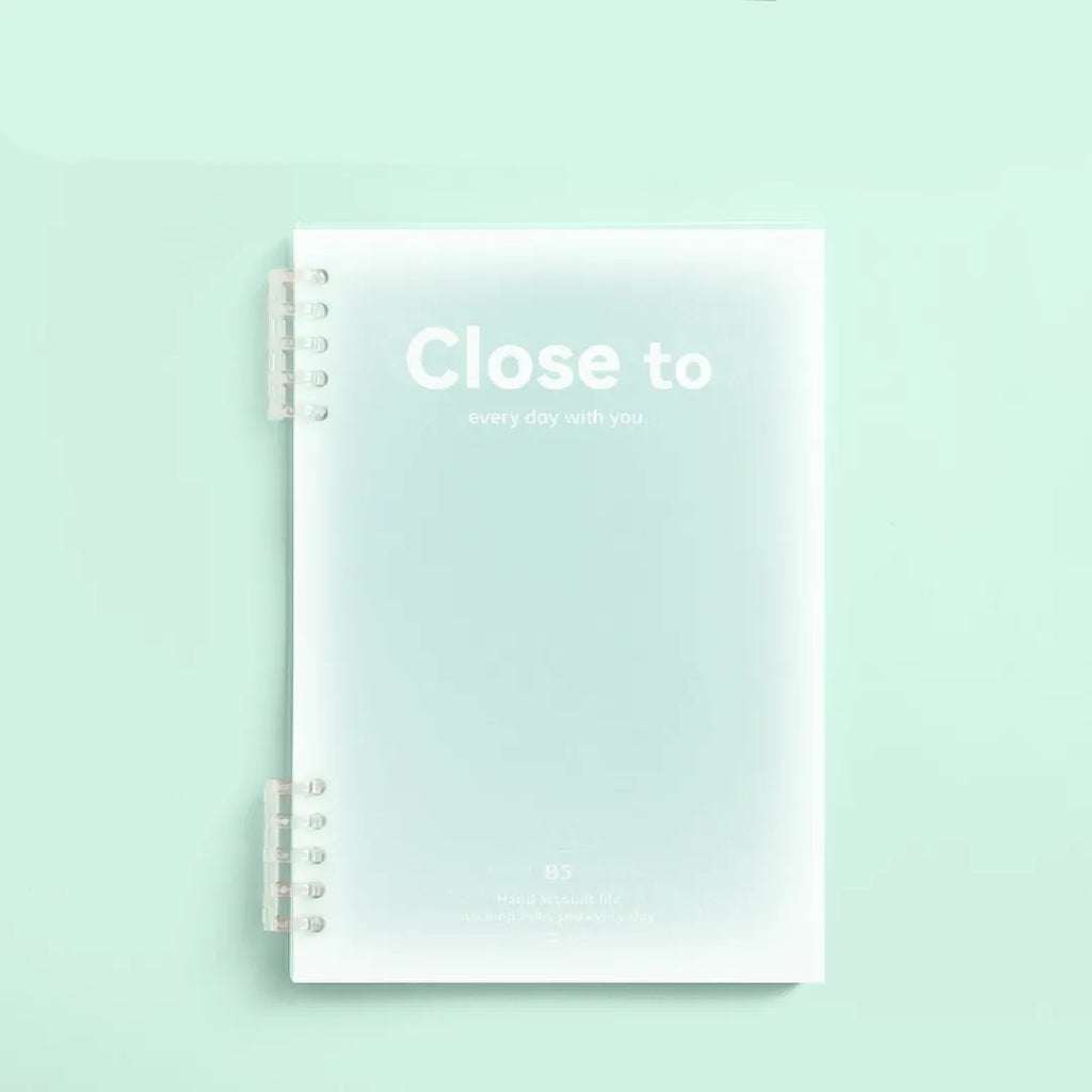 CADERNO CLOSE TO CAPA TRANSLUCIDA E ESPIRAL DE ACRILICO COM 60 FOLHAS