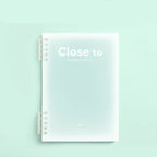 CADERNO CLOSE TO CAPA TRANSLUCIDA E ESPIRAL DE ACRILICO COM 60 FOLHAS