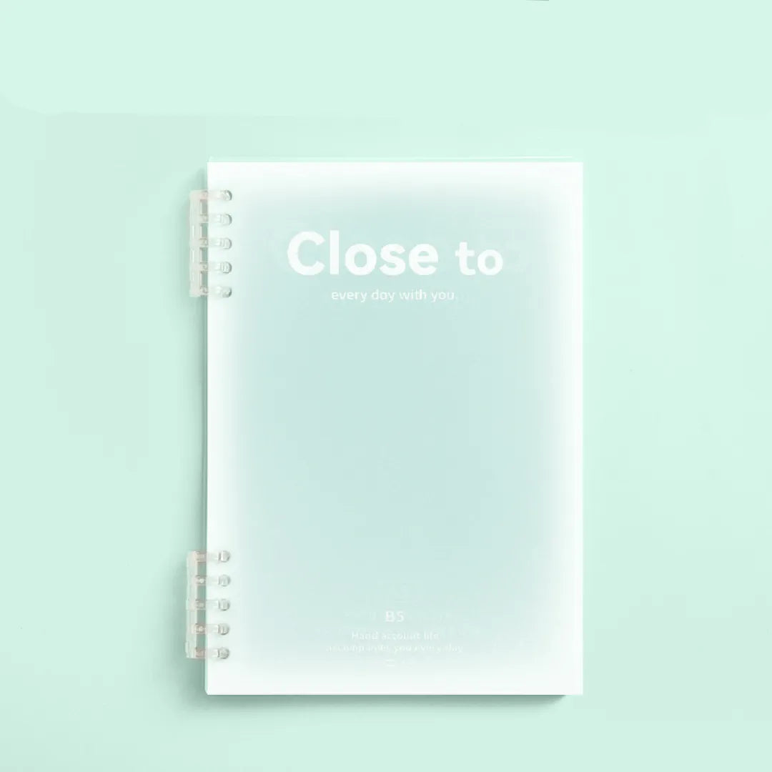 CADERNO CLOSE TO CAPA TRANSLUCIDA E ESPIRAL DE ACRILICO COM 60 FOLHAS