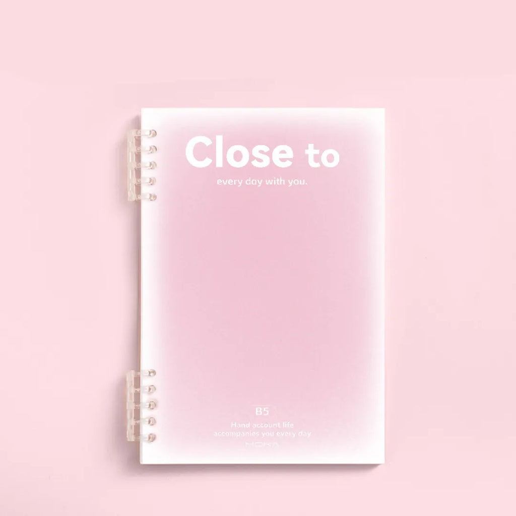 CADERNO CLOSE TO CAPA TRANSLUCIDA E ESPIRAL DE ACRILICO COM 60 FOLHAS