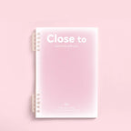 CADERNO CLOSE TO CAPA TRANSLUCIDA E ESPIRAL DE ACRILICO COM 60 FOLHAS