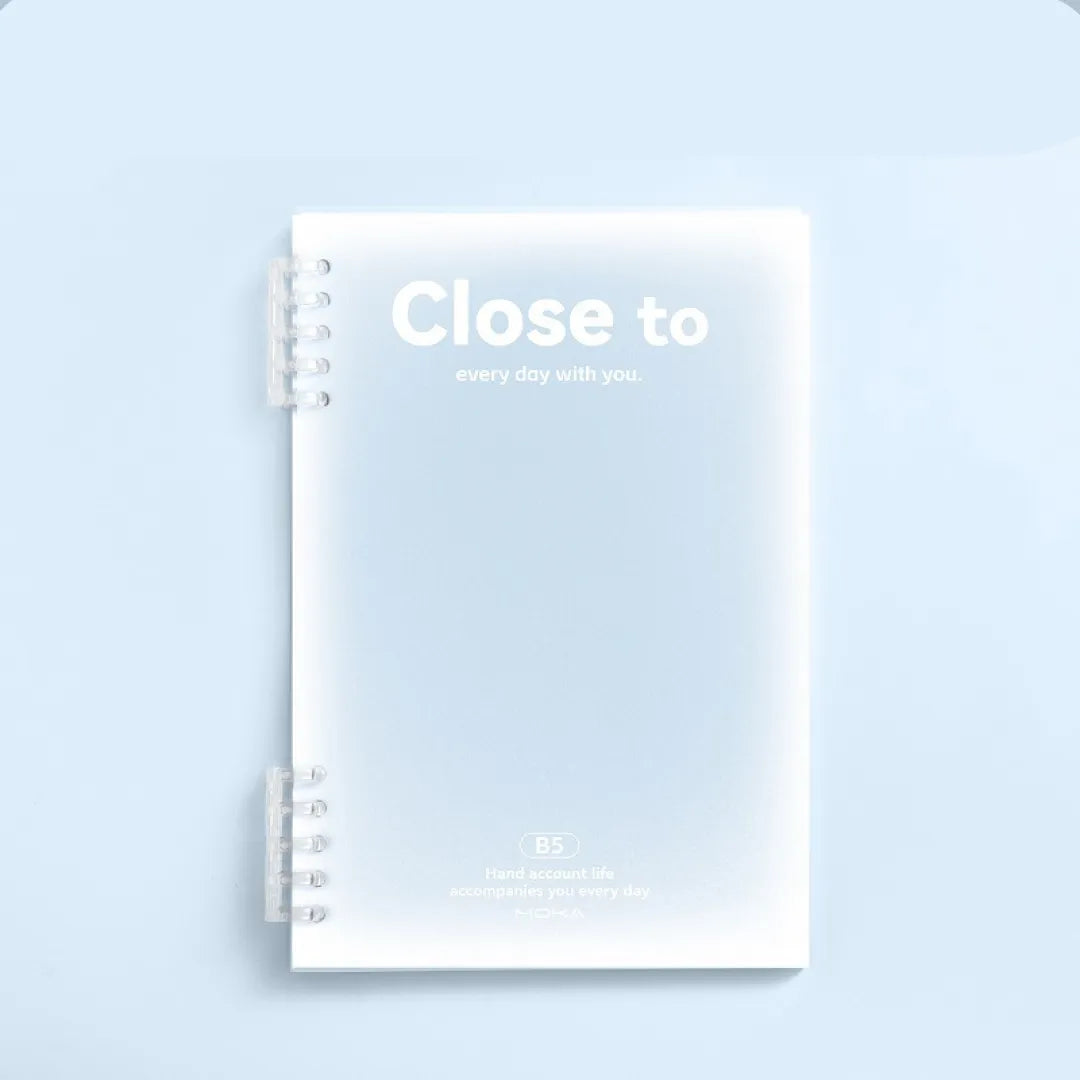 CADERNO CLOSE TO CAPA TRANSLUCIDA E ESPIRAL DE ACRILICO COM 60 FOLHAS