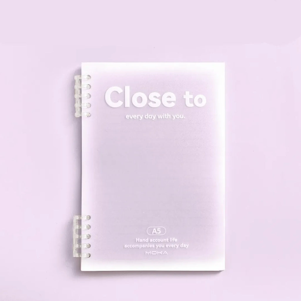 CADERNO CLOSE TO CAPA TRANSLUCIDA E ESPIRAL DE ACRILICO COM 60 FOLHAS