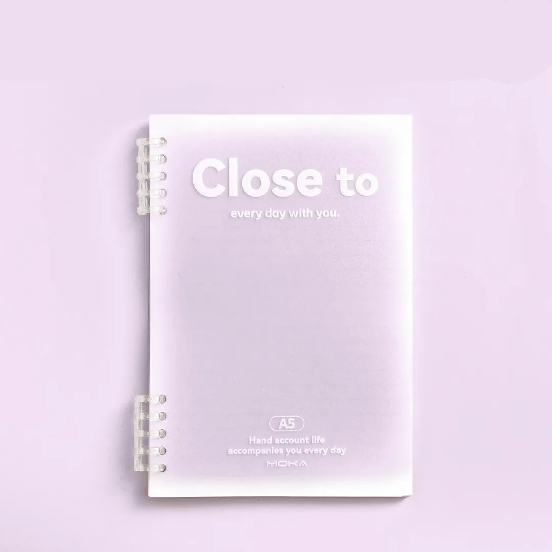 CADERNO CLOSE TO CAPA TRANSLUCIDA E ESPIRAL DE ACRILICO COM 60 FOLHAS